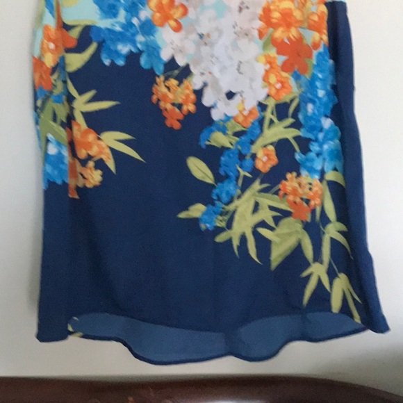 Beautiful floral top by Apt 9. Size Large  NWOT - Picture 4 of 5